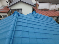 厚木市 H邸 施工前：青く塗装されていたプレスセメント瓦
